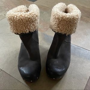 UGG Lynnea Genuine Shearling Lined Leather Clogs Studded Wood Heel Size 8